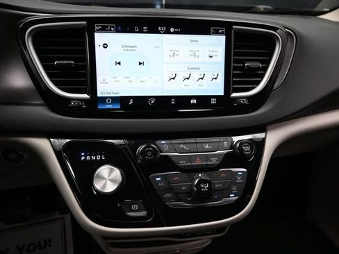 Certified 2023 Chrysler Pacifica Touring-L FWD image 43