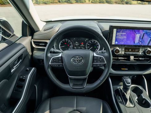 Used 2023 Toyota Highlander XLE FWD image 27