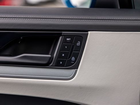 Certified 2025 Porsche Cayenne AWD/4WD image 44