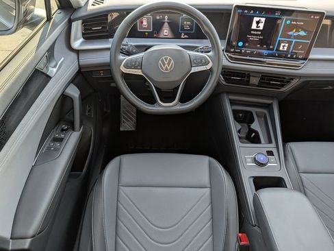 Used 2025 Volkswagen Tiguan SE FWD image 11