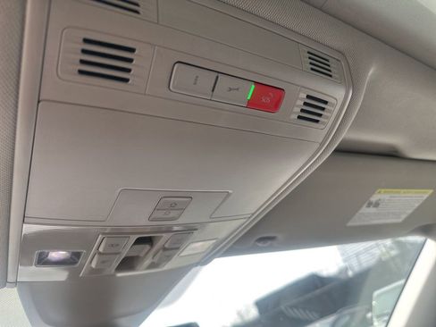 Used 2022 Volkswagen Tiguan SE w/ Panoramic Sunroof Package image 23