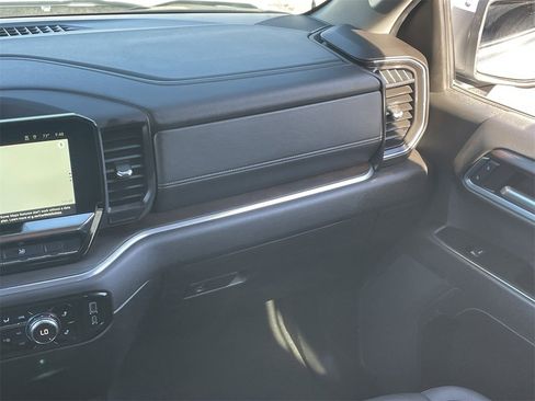 Used 2024 GMC Sierra 1500 SLT image 18