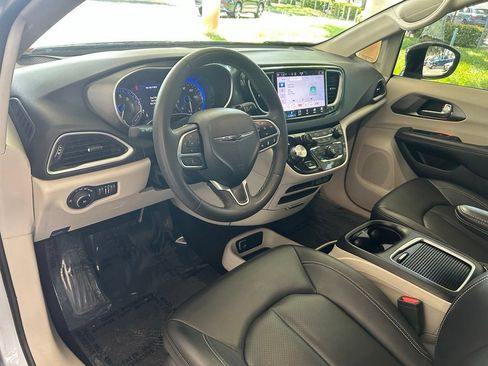 Used 2024 Chrysler Pacifica Touring-L FWD image 7