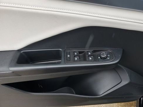 Used 2025 Volkswagen Taos SE image 19