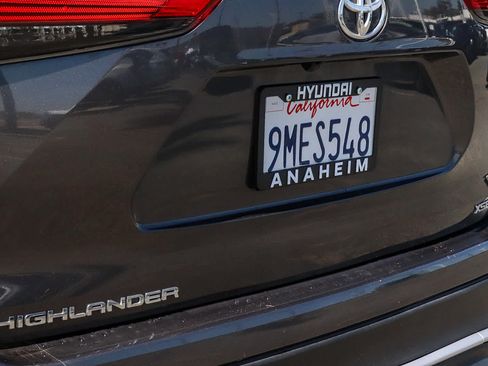 Used 2021 Toyota Highlander XSE FWD image 12