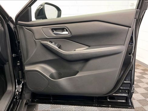 Used 2025 Nissan Rogue SV image 23