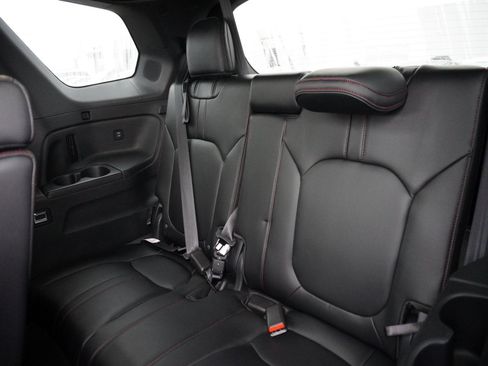 Used 2025 Honda Pilot Black Edition image 18