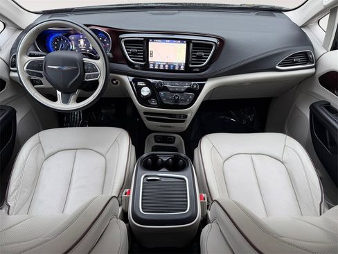 Used 2020 Chrysler Pacifica Limited image 16