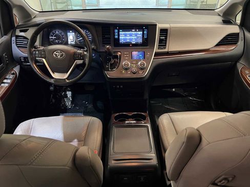 Used 2017 Toyota Sienna Limited Premium image 10