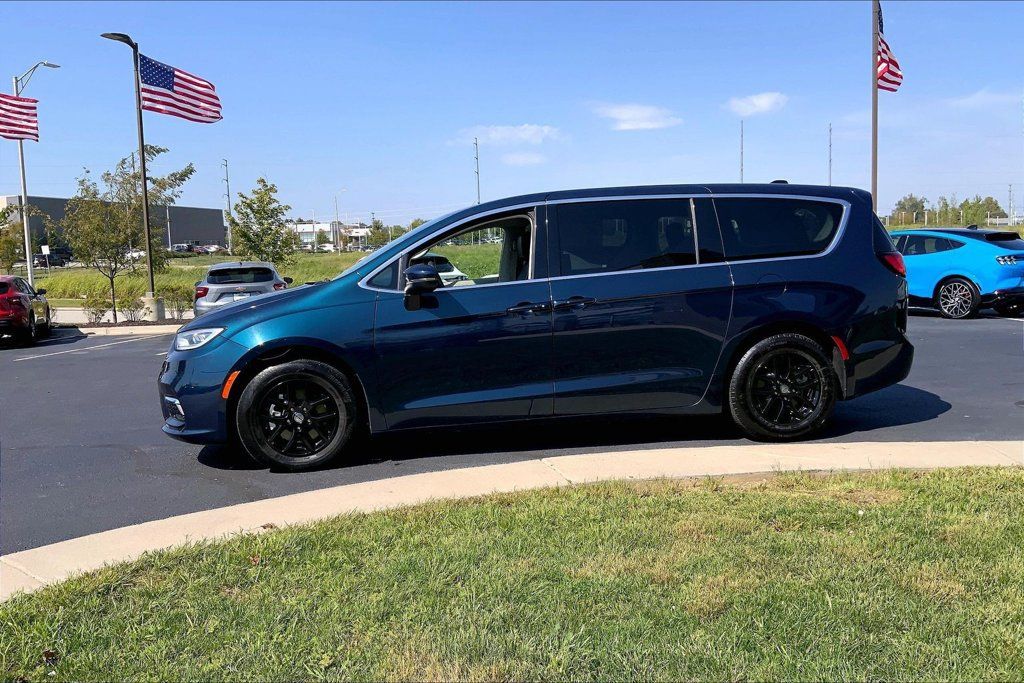 Used 2023 Chrysler Pacifica Touring-L FWD image 12
