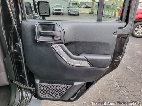 Used 2018 Jeep Wrangler Unlimited Sahara AWD/4WD image 25