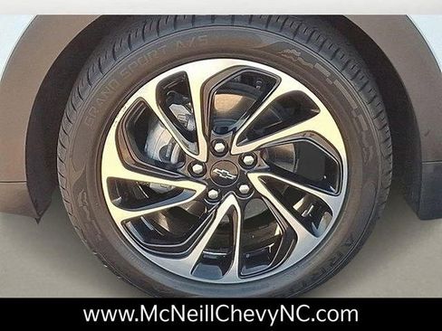 Used 2022 Chevrolet Bolt EUV Premier w/ Sun & Sound Package image 9