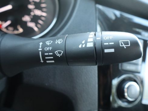 Used 2019 Nissan Rogue S AWD/4WD image 32