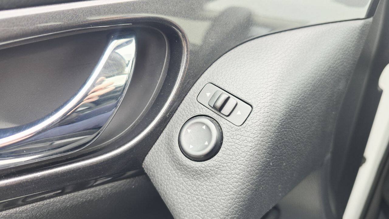Used 2017 Nissan Rogue S FWD image 24