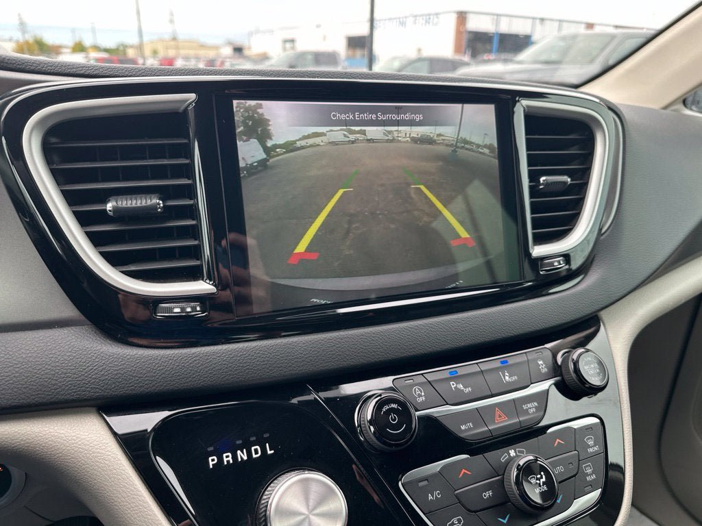 Used 2023 Chrysler Pacifica Touring-L FWD image 21
