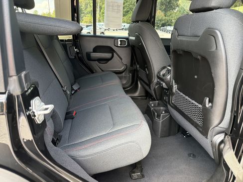 Used 2024 Jeep Wrangler Unlimited Rubicon AWD/4WD image 18