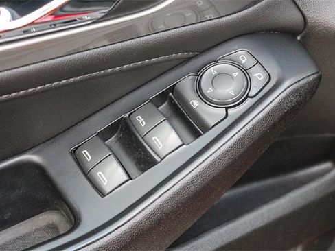 Used 2023 Chevrolet Traverse LT image 28