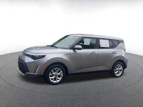 Used 2025 Kia Soul LX w/ LX Technology Package FWD image 8