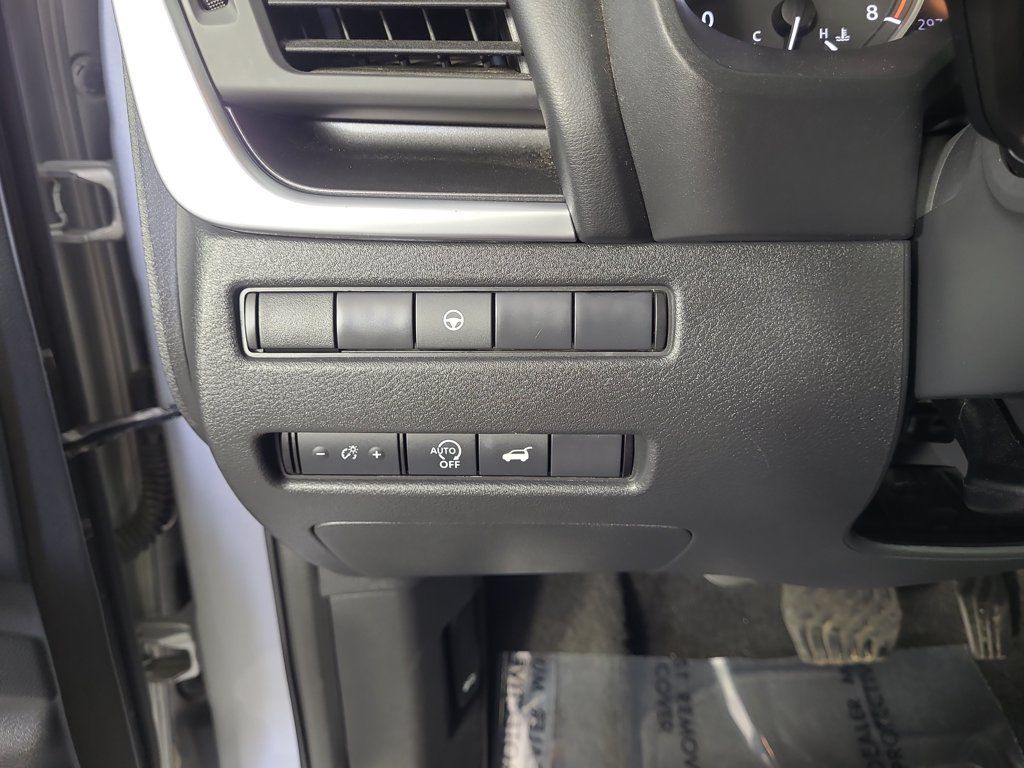 Used 2025 Nissan Rogue SV FWD image 15