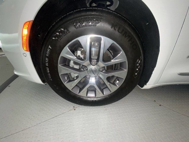 Used 2024 Chrysler Pacifica Pinnacle FWD image 10