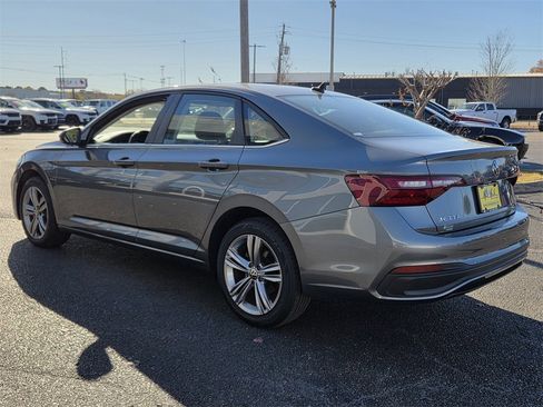 Used 2024 Volkswagen Jetta SE image 6