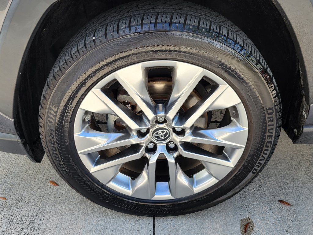 Used 2019 Toyota RAV4 XLE Premium FWD image 4