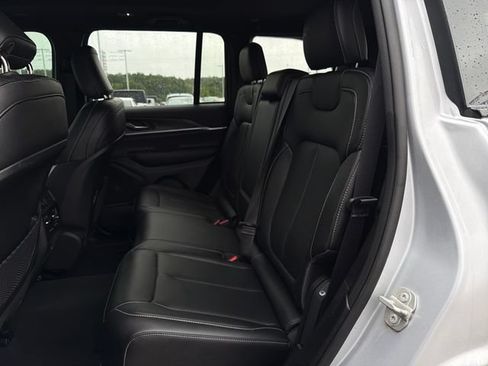 Used 2024 Jeep Grand Cherokee Limited w/ Black Appearance Package AWD/4WD image 37