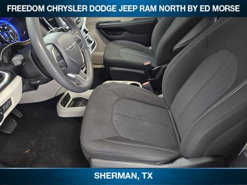 Used 2023 Chrysler Voyager LX image 8