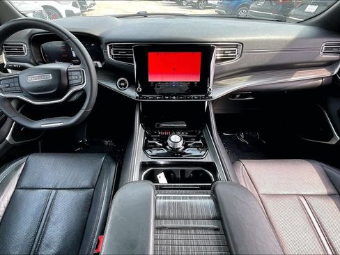 Used 2024 Jeep Wagoneer Series III w/ Flexible Seating Group AWD/4WD image 18