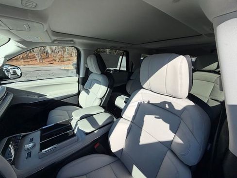 New 2025 Lincoln Navigator L Reserve image 13