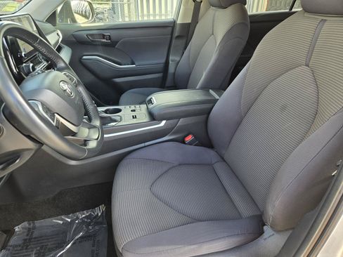 Used 2024 Toyota Highlander LE FWD image 22