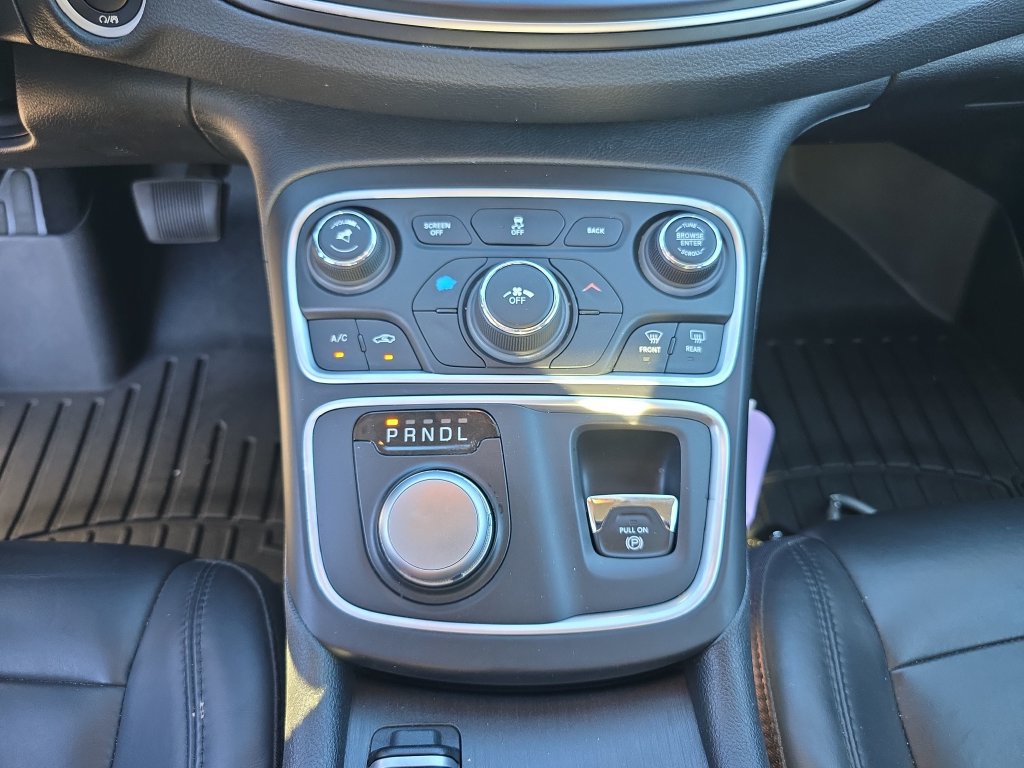 Used 2017 Chrysler 200 Limited Platinum FWD image 28