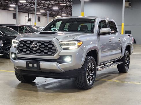 Used 2020 Toyota Tacoma TRD Sport w/ Technology Package RWD image 4