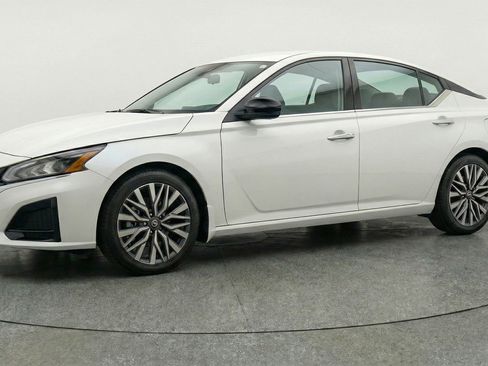 Used 2025 Nissan Altima 2.5 SV FWD image 3