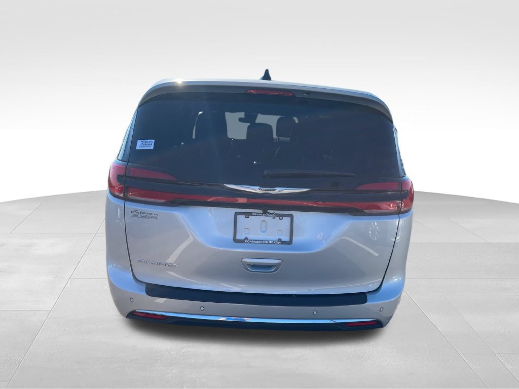 Used 2026 Chrysler Pacifica Select FWD image 4