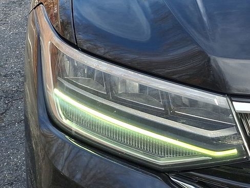 Used 2022 Volkswagen Tiguan SE R-Line image 9