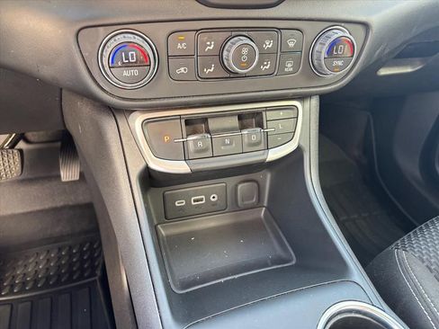 Used 2024 GMC Terrain SLE w/ Driver Convenience Package FWD image 19