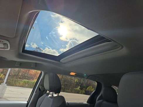 Used 2024 Toyota Sienna XLE image 35