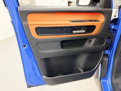 Used 2025 Volkswagen ID. Buzz Pro S RWD image 21