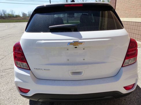 Used 2022 Chevrolet Trax LS w/ Tint and Cruise Package image 8