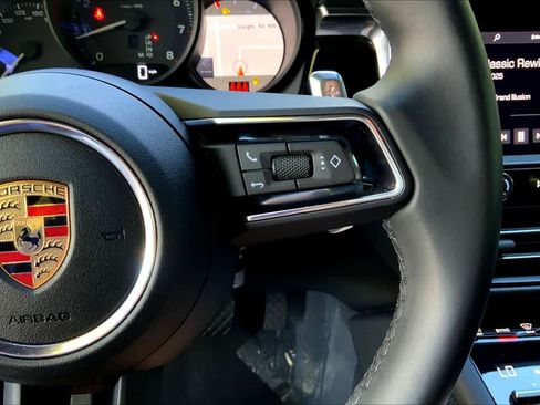 Used 2025 Porsche Macan image 23