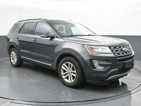 Used 2016 Ford Explorer XLT FWD image 1