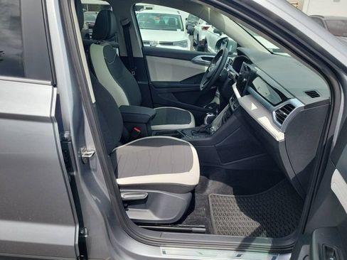 Used 2025 Volkswagen Taos SE w/ Panoramic Sunroof Package FWD image 8