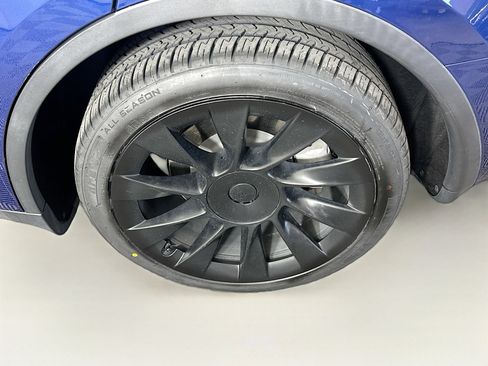 Used 2021 Tesla Model Y Long Range image 11