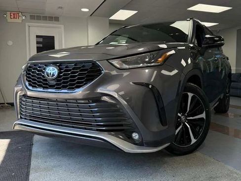 Used 2021 Toyota Highlander XSE image 2