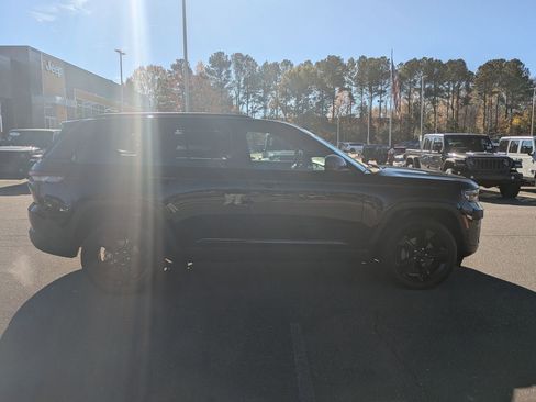 Used 2023 Jeep Grand Cherokee Altitude image 4