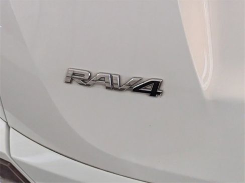 Used 2018 Toyota RAV4 SE image 11