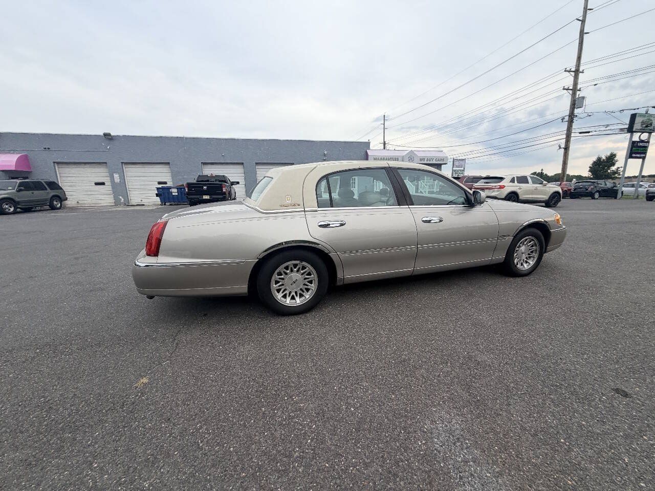 Used 1999 Lincoln Town Car Signature RWD image 28