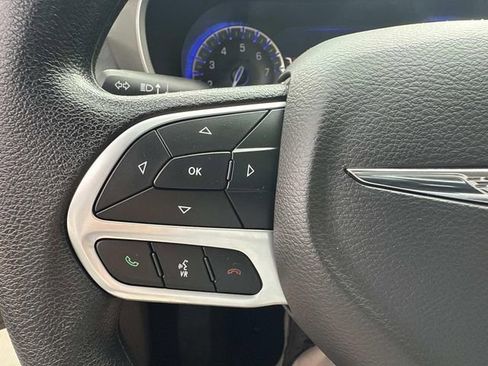 Used 2021 Chrysler Pacifica Touring image 30