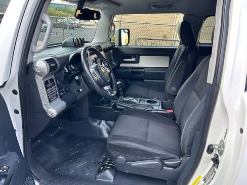 Used 2013 Toyota FJ Cruiser 4WD w/ Upgrade Pkg image 9